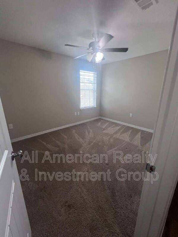 Building Photo - 426 Eisenhower Dr