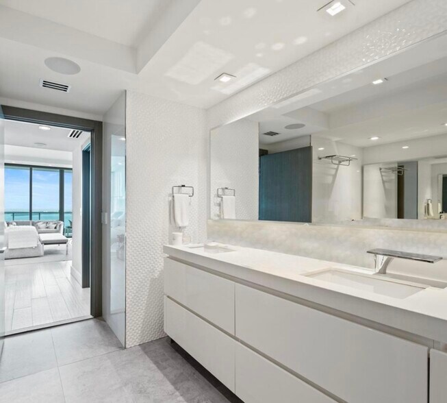 Building Photo - 1408 Brickell Bay Dr