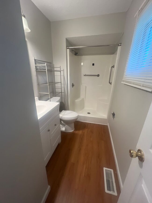 Building Photo - Move in Ready!