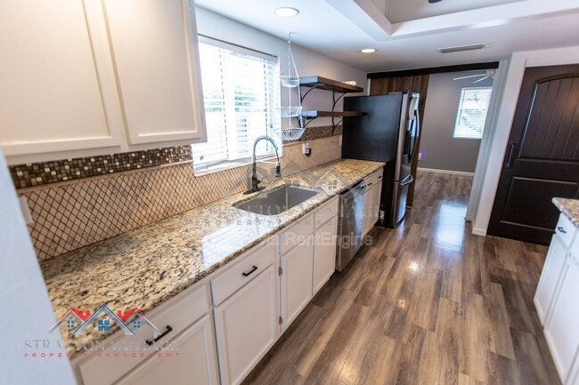 Building Photo - 2224 W Emelita Ave