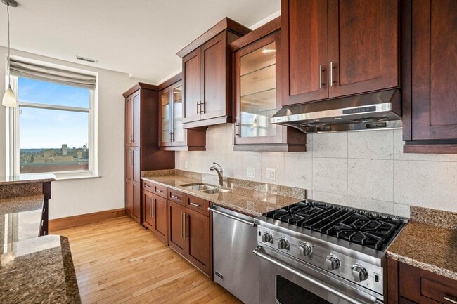 Building Photo - 1313 N Franklin Pl