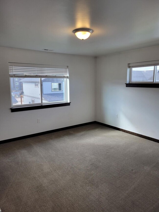 Building Photo - 3 Bedroom 2 1/2 Bathroom Townhouse- NEWLY BUILT-