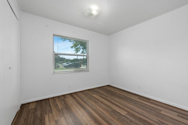 Building Photo - 909 W Orange St