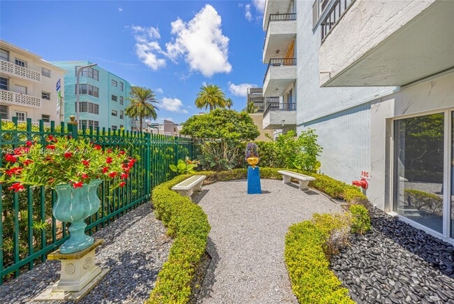 Building Photo - 720 Collins Ave