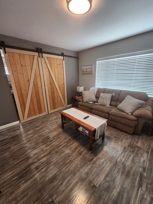 Building Photo - Beautiful Updated Unfurnished Apartment- All Utilities Included!