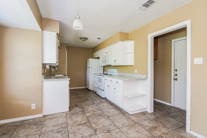 Building Photo - 6029 Dustin Dr