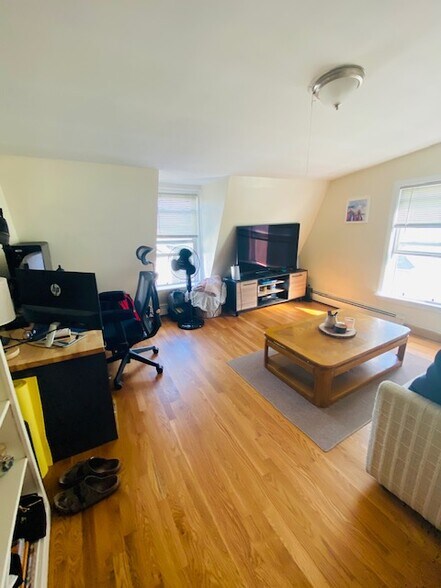 Building Photo - 9 Parker St