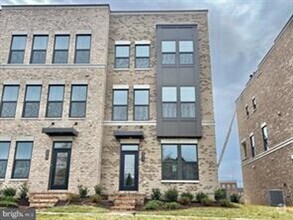 Building Photo - BRAND NEW TOWNHOME IN VILLAGES OF URBANA