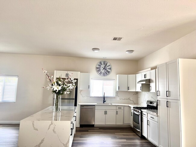 Building Photo - 9762 Palm Dr