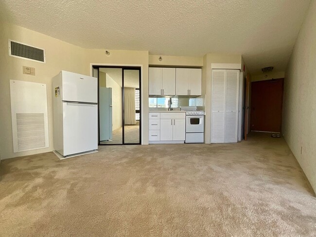 Building Photo - Charming & Convenient Studio, Great Building