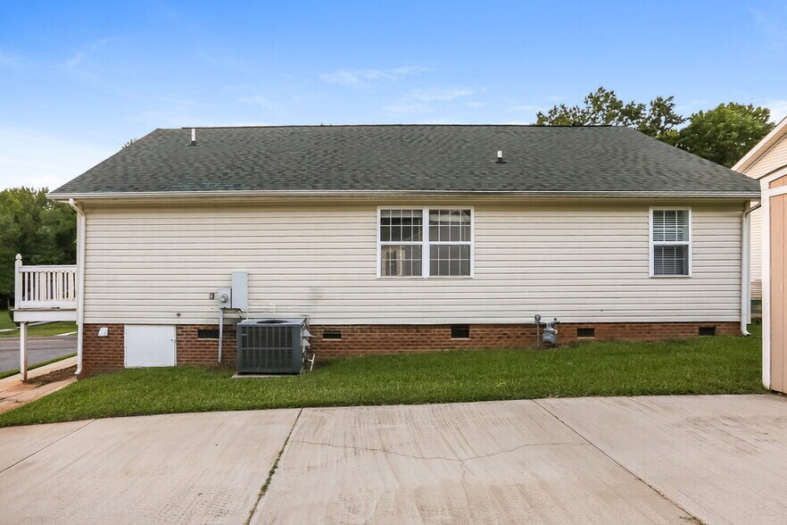 Building Photo - 5225 Milhaven Ln