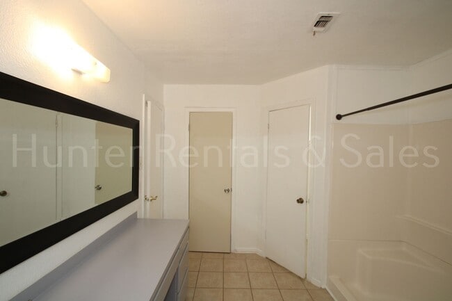 Building Photo - Bright and Open 3 Bedroom Home in Cove!