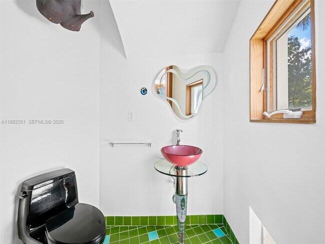 Building Photo - 450 Victoria Terrace