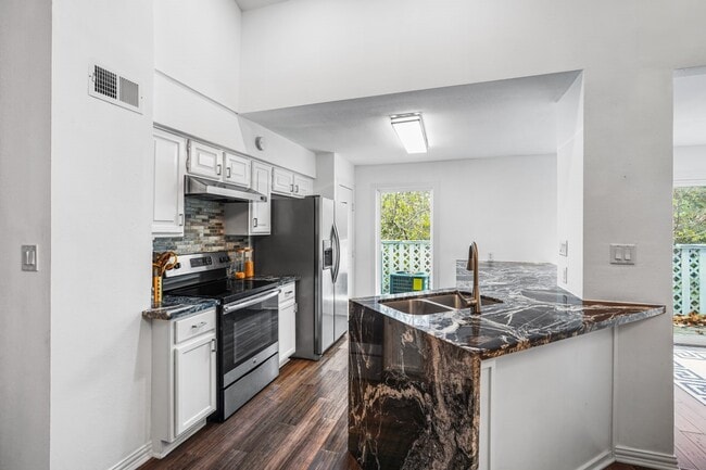 Building Photo - 9400 Doliver Dr