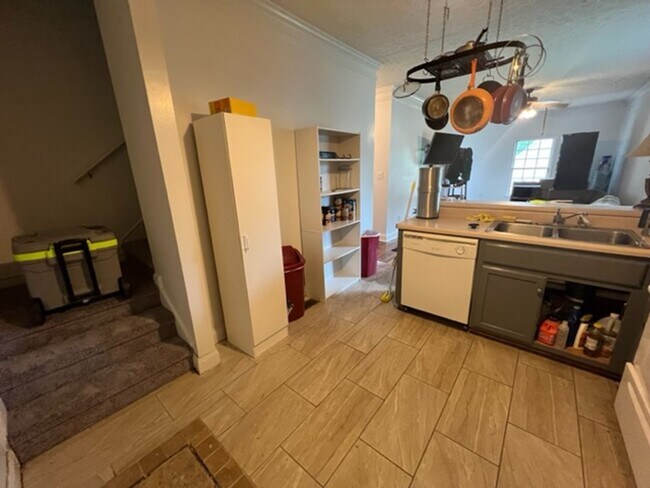 Building Photo - Newly updated 4 Bedroom/4 Bathroom House!
