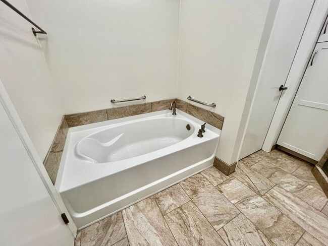 Building Photo - AVAILABLE NOW! 2 Bedroom / 2 Bathroom Cond...