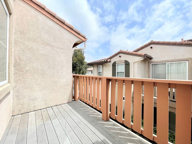 Building Photo - Beautiful Townhome in Rancho Carrillo!