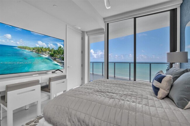Building Photo - 15701 Collins Ave