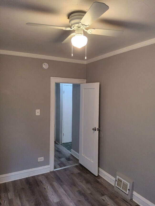 Building Photo - Welcome to this Chicago-style brick Bungal...