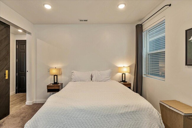 Building Photo - 623 E 460 S