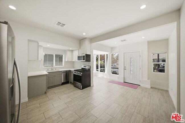 Building Photo - 2910 S Budlong Ave