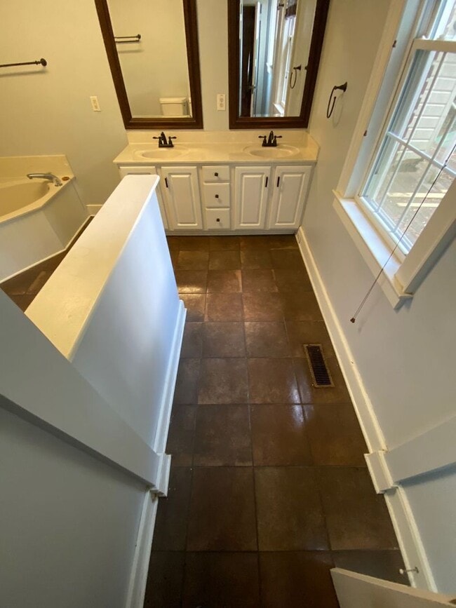 Building Photo - 2615 Cooper Ave