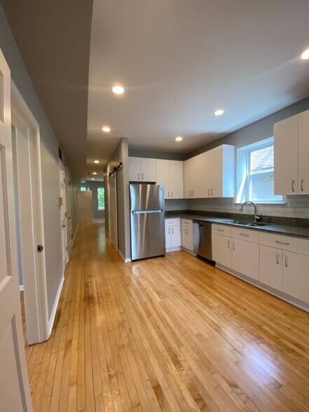 Building Photo - 2112 N Leavitt St