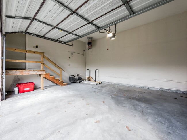 Building Photo - Welcome to this charming 2 bedroom, 1 bath...