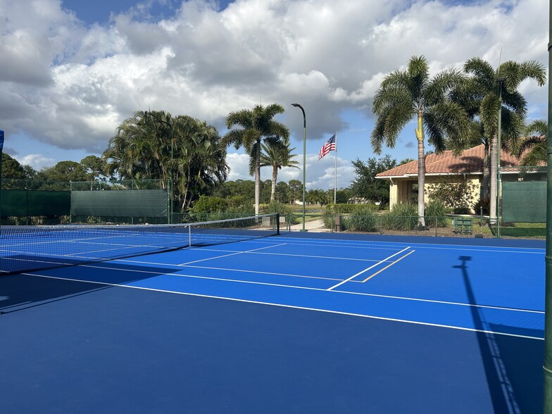 Building Photo - 895 SW Lake Charles Cir