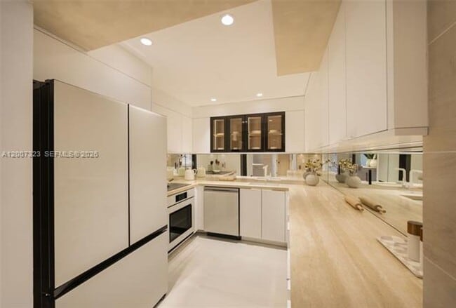 Building Photo - 2301 Collins Ave