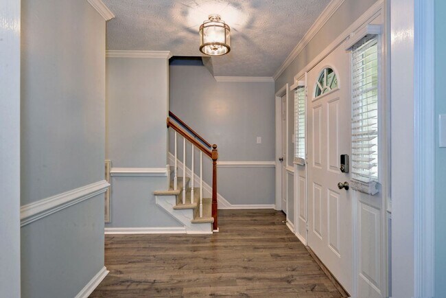 Building Photo - Renovated and Updated Woods of Tabb Home