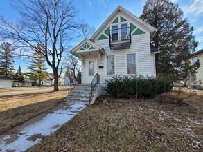 Building Photo - 1033 Shawano Ave