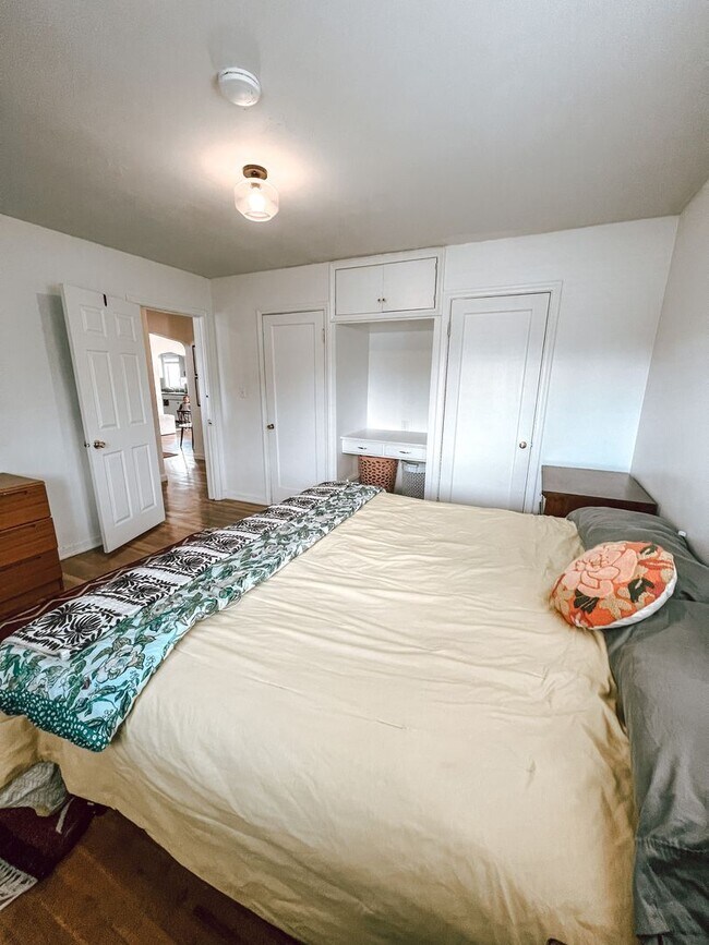 Building Photo - Stylish home ready for comfortable living
