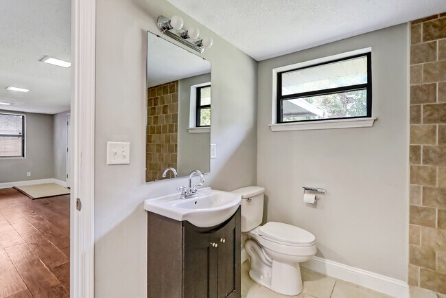 Building Photo - 5761 Lake Lucina Dr S