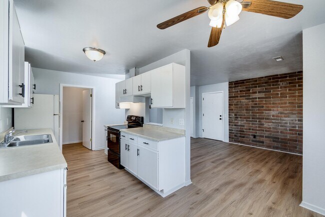 Building Photo - 236 N Fair Oaks Ave