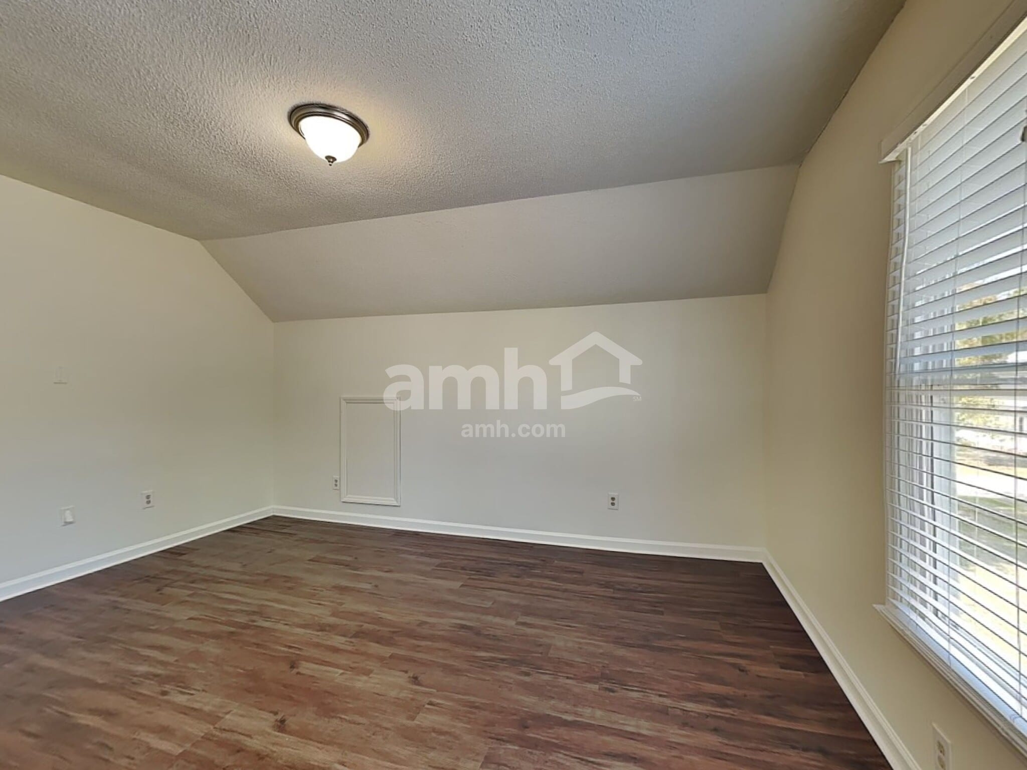 Building Photo - 3300 Kemper Ct