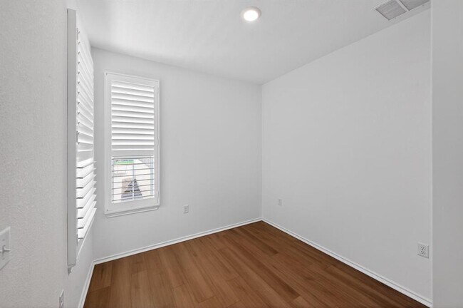 Building Photo - 304 Livewater Ln