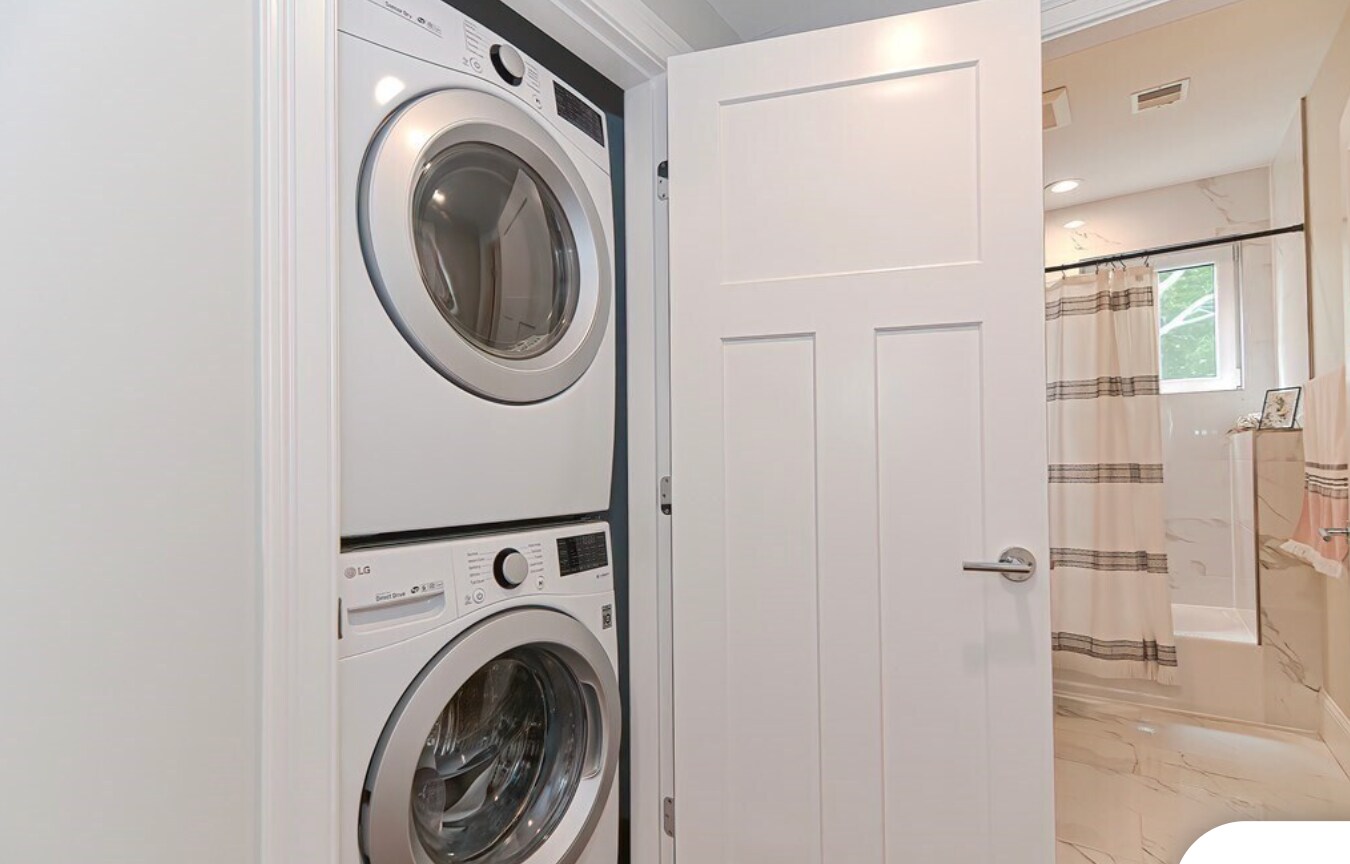 Building Photo - 52 River St