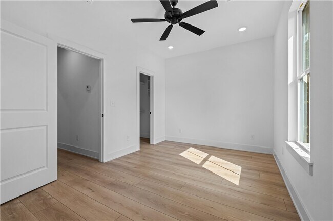 Building Photo - 576 S Willow Ave