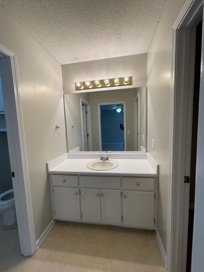 Building Photo - Foxhill Commons - 12 Month Minimal Lease!