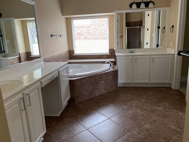 Building Photo - 302 Las Colinas Dr