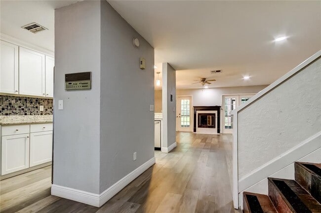 Building Photo - 4139 Brentwood Park Cir