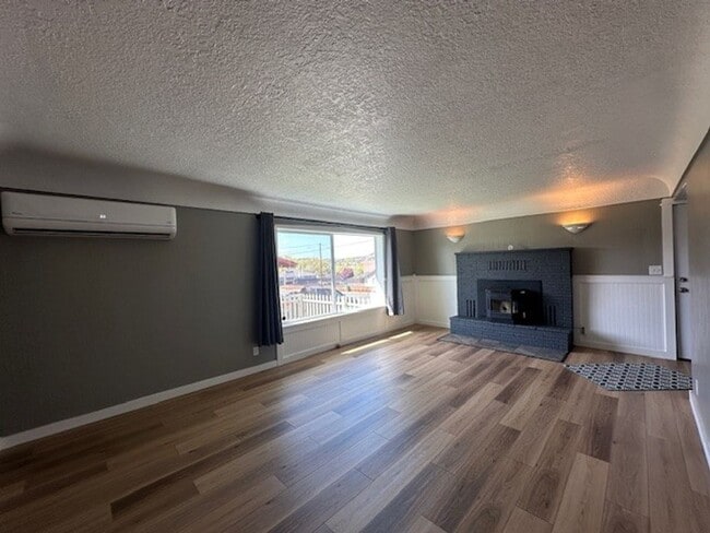 Building Photo - Newly Remodeled 3 Bedroom / 2 Bathroom in NE Madras