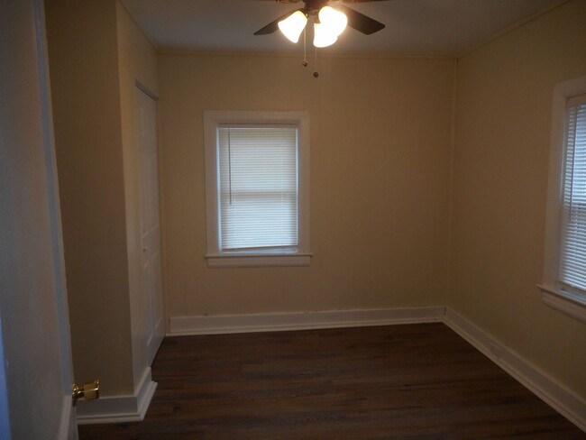 Building Photo - Recently Renovated 2 Bedroom 1 Bath Home