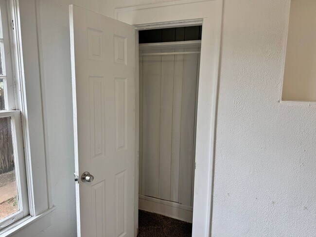 Building Photo - 3 Bed 2 Bath Home With Tons Of Natural Light