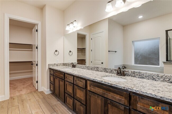 Building Photo - 514 Carriage House