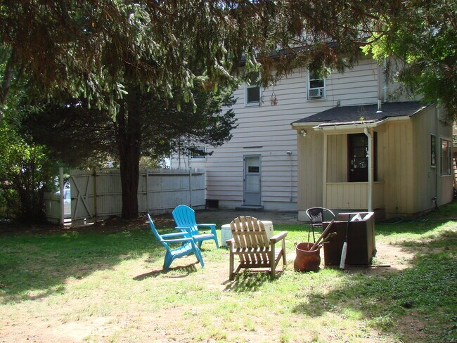Building Photo - 246 Old Stratfield Rd