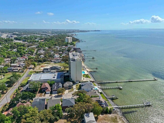 Building Photo - 825 Bayshore Dr
