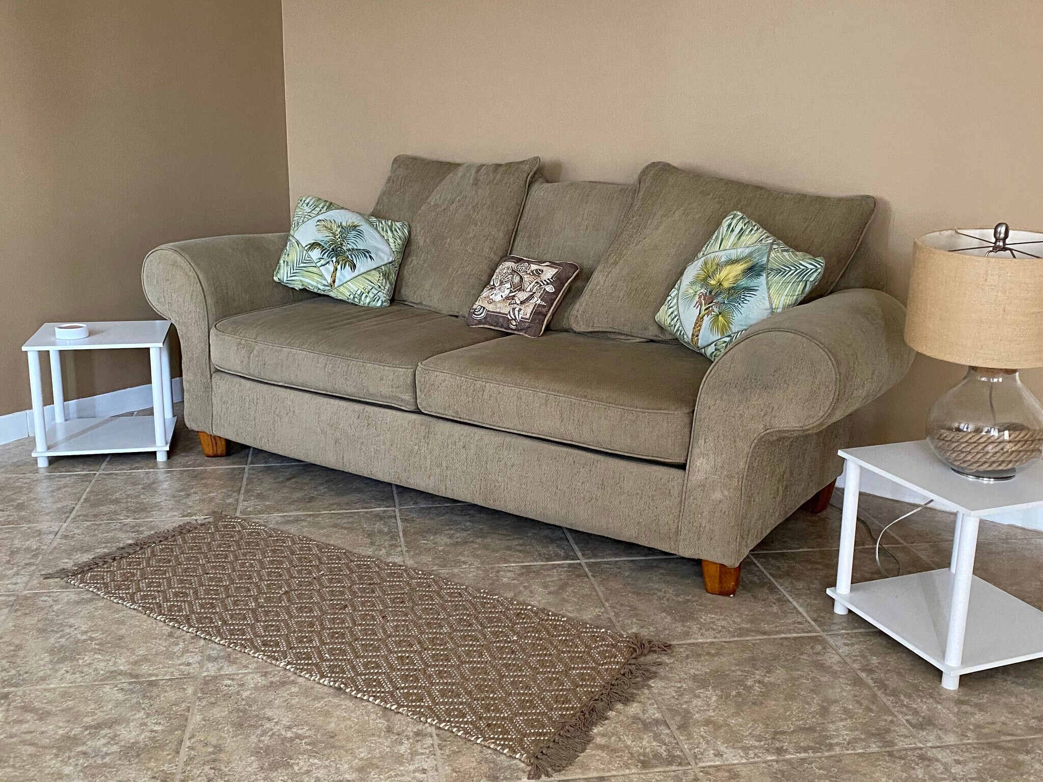 Large bright living room Lrge 50" TV w/ Cable Service & Wifi - 745 Lunar Lake Cir