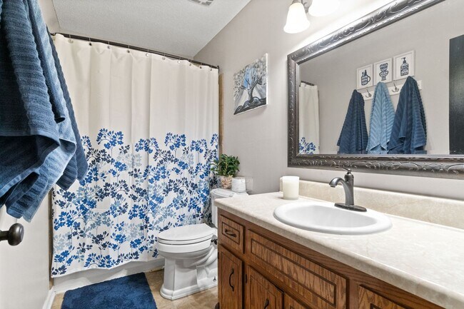 Building Photo - Lovely home in Peach Tree - Waiting for you to call home for the Holidays!